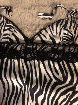 Blusa de seda con estampado cebra y encaje