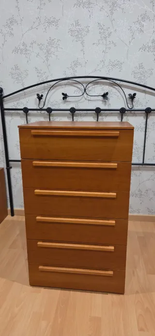 Cómoda y mesitas madera natural