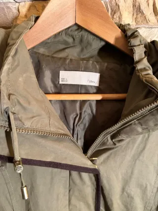 Abrigo verde militar con capucha