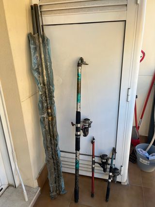 4 Cañas de pescar 2 pequeñas,2 grandes y carretes