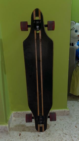 Longboard Negro con Ruedas Rojas