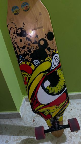 Longboard Negro con Ruedas Rojas