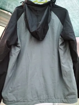 Sudadera impermeable gris y negra