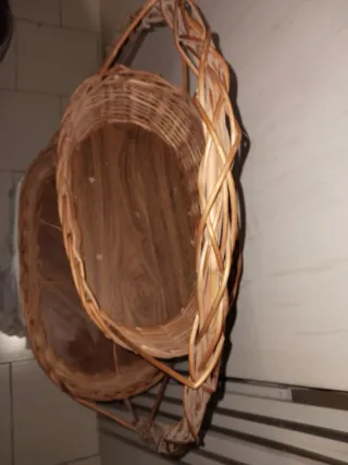 Cesta de mimbre y madera de 2 niveles