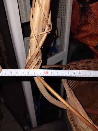 Cesta de mimbre y madera de 2 niveles