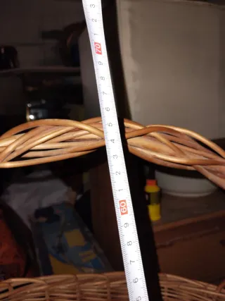 Cesta de mimbre y madera de 2 niveles