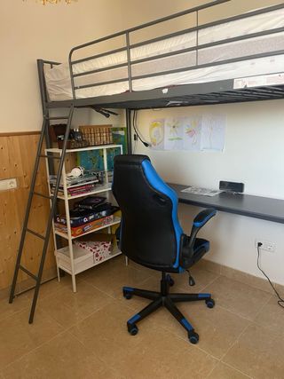 Cama alta con escritorio gris