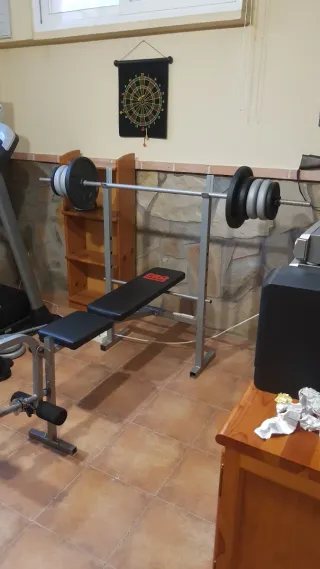 Banco de ejercicios con pesas