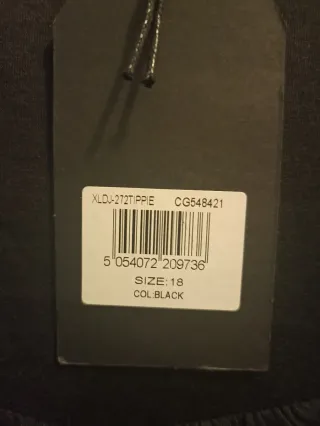 Vestido negro con volantes