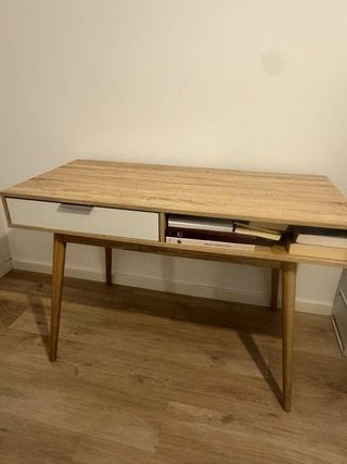 Scrivania in legno con cassetto