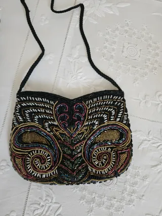 Bolso de fiesta negro con abalorios