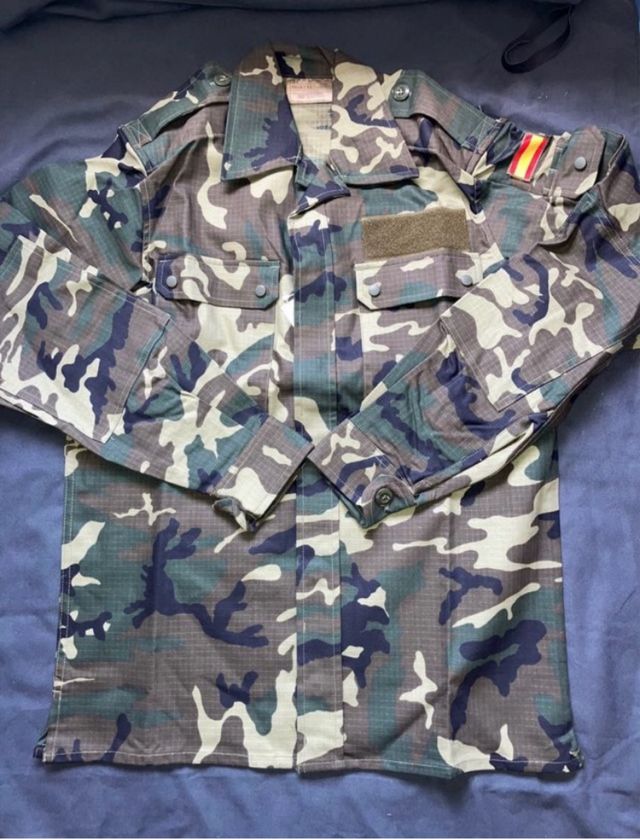 Traje de camuflaje militar T.L (2ud x 60,00€)