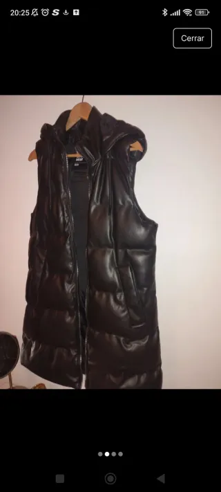 Chaleco acolchado negro con capucha