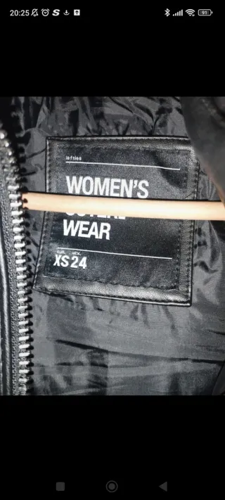 Chaleco acolchado negro con capucha