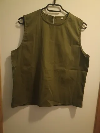 Top sin mangas verde oliva