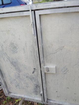 Puerta de hierro con marco con dos hojas cerradura