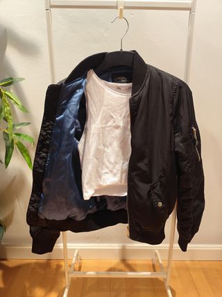 Chaqueta Bomber Negra + Top Blanco + Chaleco