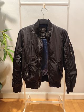 Chaqueta Bomber Negra + Top Blanco + Chaleco