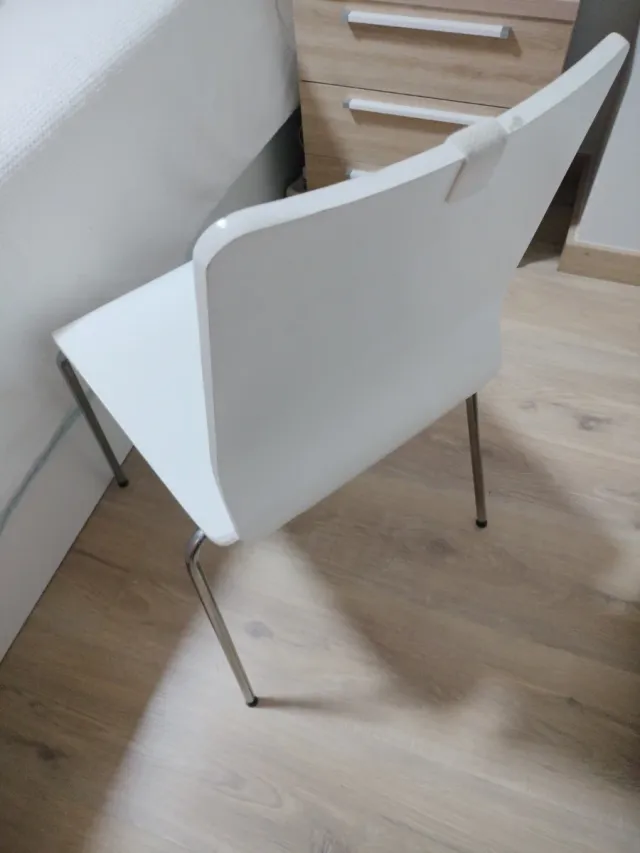 Silla Ikea Blanca. Regalo la de las últimas fotos.