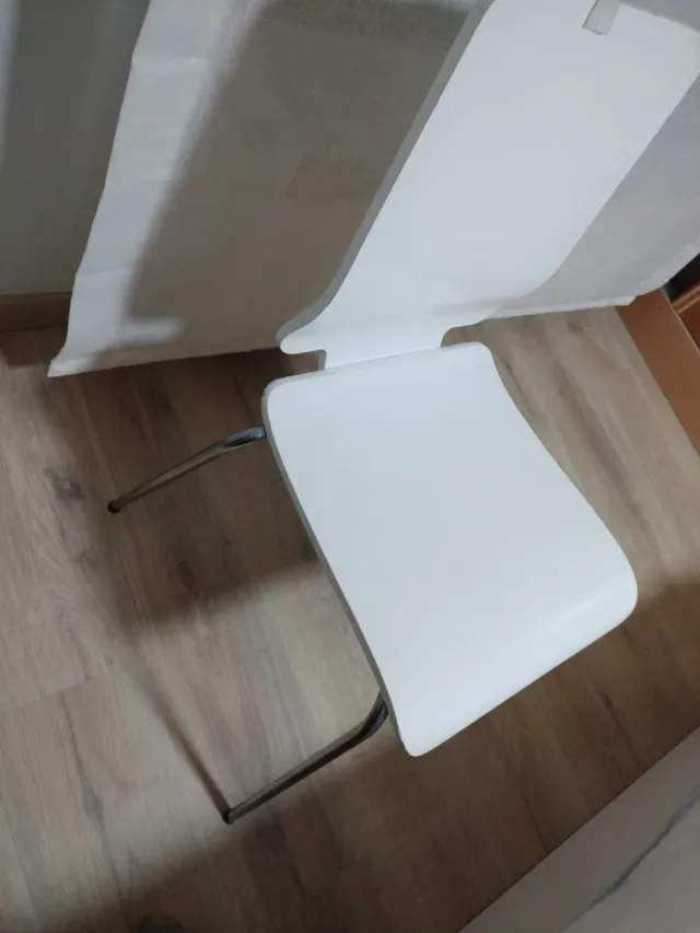 Silla Ikea Blanca. Regalo la de las últimas fotos.