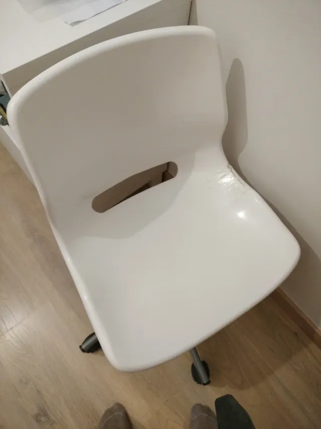 Silla Ikea Blanca. Regalo la de las últimas fotos.