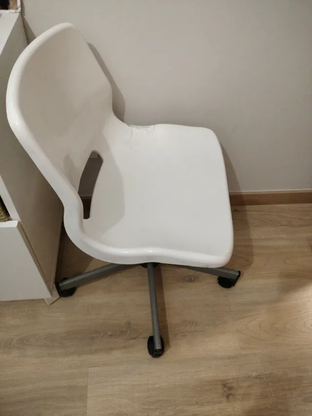 Silla Ikea Blanca. Regalo la de las últimas fotos.