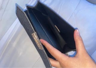 Bolso Negro con Detalles Dorados