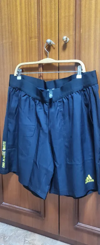 Pantalones cortos Adidas negros y amarillos