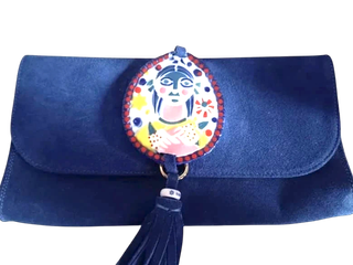 Bolso baguette de ante con medallón de Sargadelos