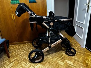 Carrito de bebé negro y dorado
