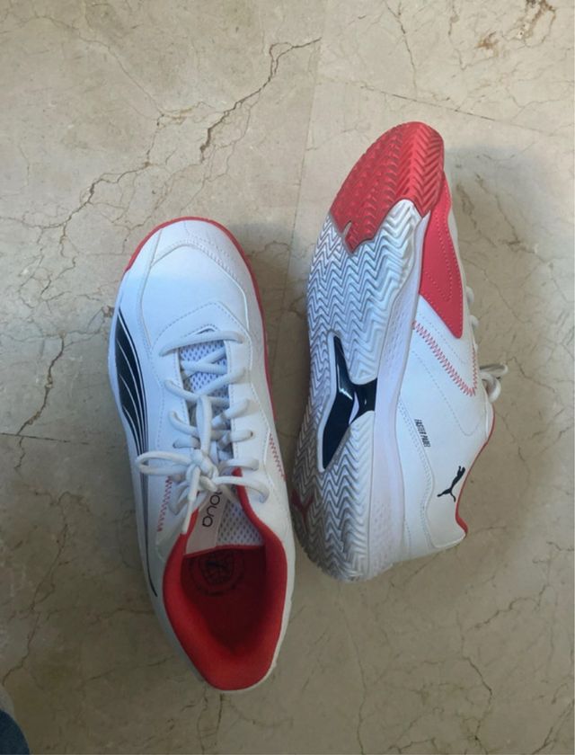 Zapatillas deportivas Puma blancas y rojas