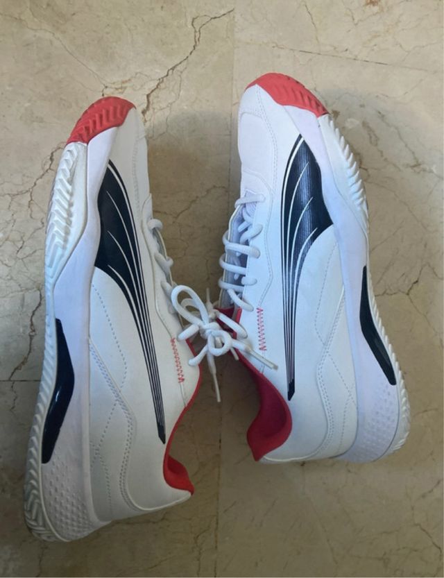 Zapatillas deportivas Puma blancas y rojas