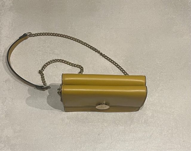 Bolso de mano amarillo con cadena dorada