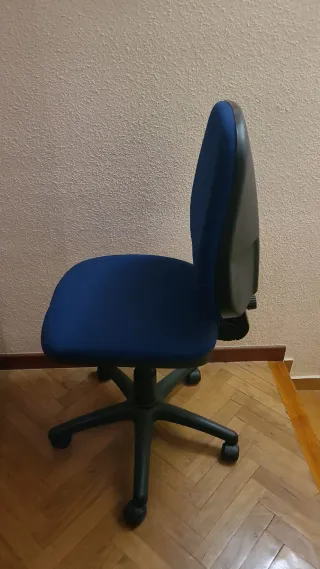 Silla de estudio azul con ruedas
