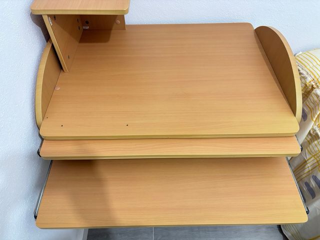 Escritorio madera con 2 bandejas y 2 cajones