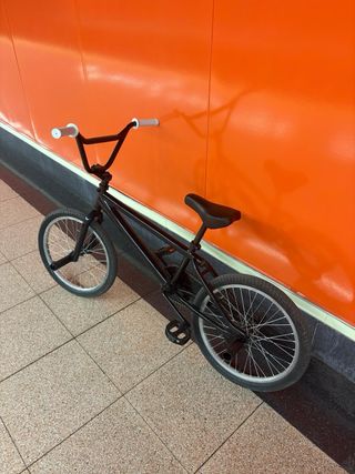 Bicicleta BMX negra. NEGOCIABLE