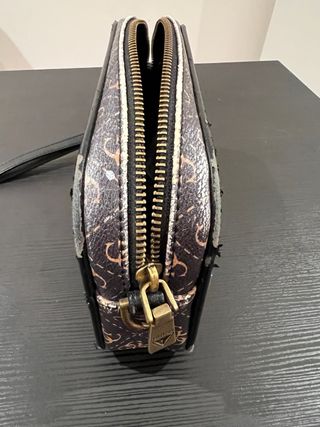 Pochette Guess monogramma marrone e oro
