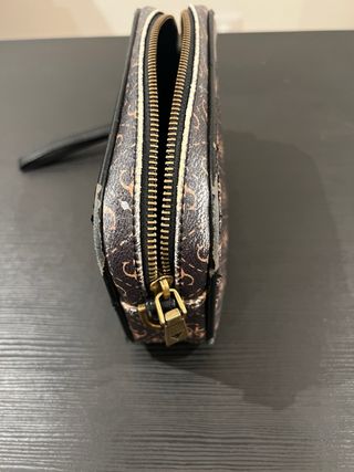 Pochette Guess monogramma marrone e oro