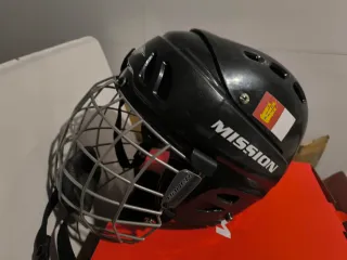 Casco de Hockey Mission Negro Medidas 54 a 57 cm