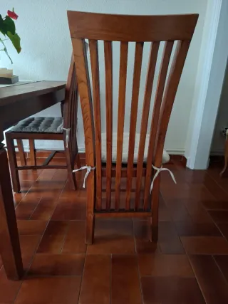 Juego de 4 sillas de comedor de madera
