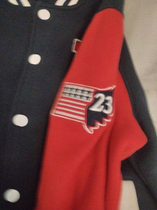 Cazadora estilo universitario azul y rojo