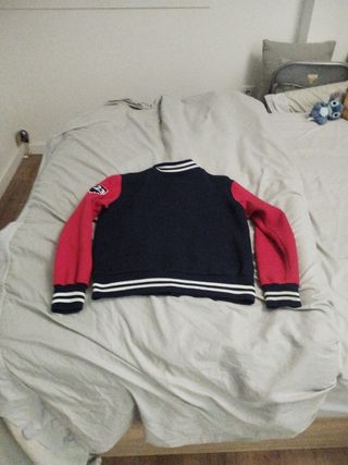 Cazadora estilo universitario azul y rojo