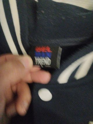 Cazadora estilo universitario azul y rojo