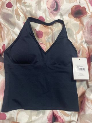 Top deportivo Teveo negro con etiqueta