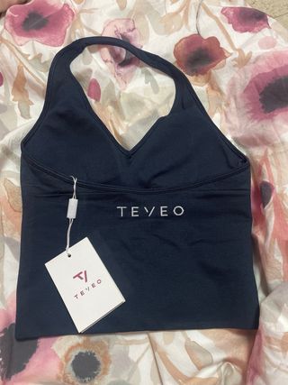 Top deportivo Teveo negro con etiqueta