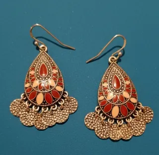 Pendientes Boho plateado viejo y burdeos.