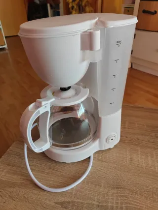 Cafetera de goteo blanca