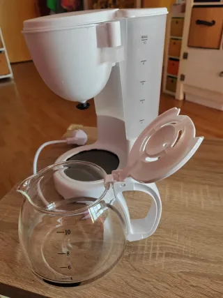 Cafetera de goteo blanca