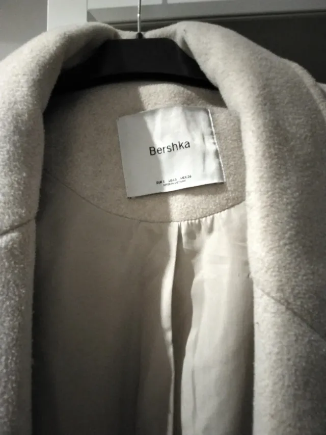 Abrigo Bershka beige forrado