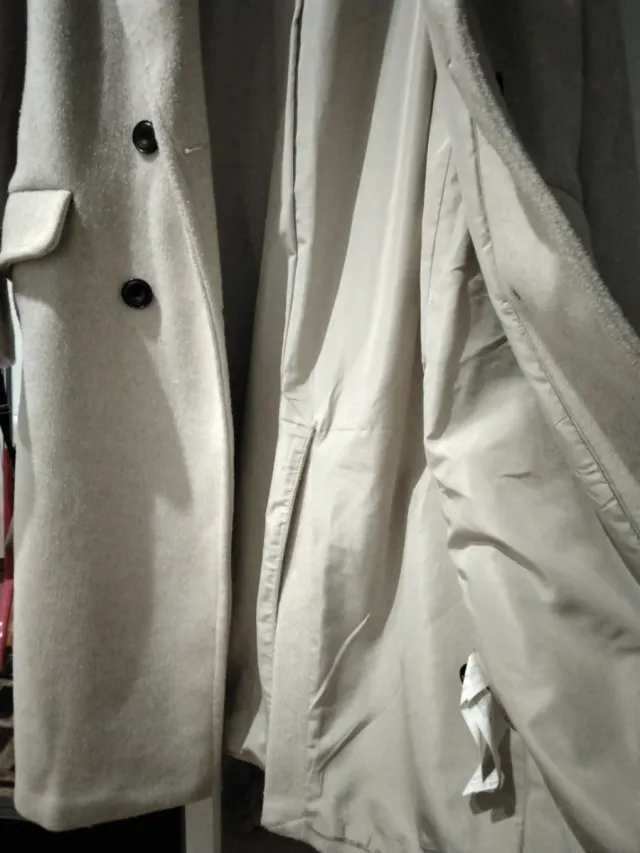 Abrigo Bershka beige forrado